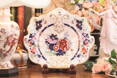 瓷盤、瓷碗不但具實用價值，精緻的瓷盤還可用來作為壁