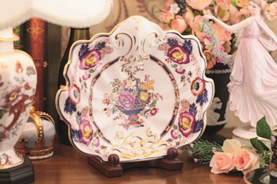 瓷盤、瓷碗不但具實用價值，精緻的瓷盤還可用來作為壁