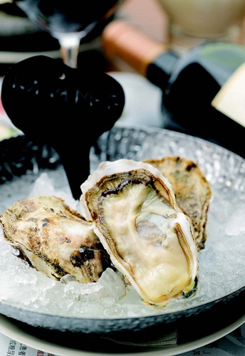 夏天是屬於海洋的季節，海鮮與葡萄酒搭配的美味，更是