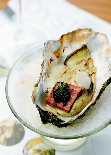 夏天是屬於海洋的季節，海鮮與葡萄酒搭配的美味，更是