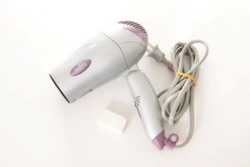 剝除貼紙或膠帶時，先使用吹風機的熱風先把膠軟化，就