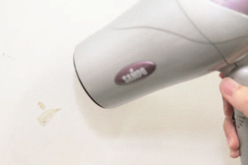 剝除貼紙或膠帶時，先使用吹風機的熱風先把膠軟化，就