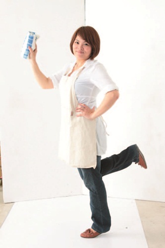 剝除貼紙或膠帶時，先使用吹風機的熱風先把膠軟化，就