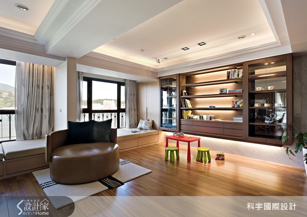 開放式的空間設計搭配方正的天花板造形,不僅符合古典
