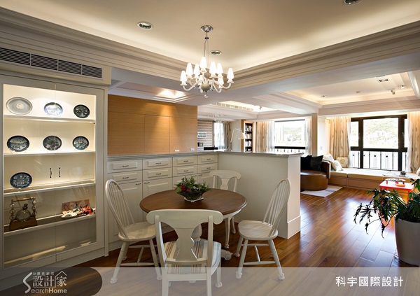 開放式的空間設計搭配方正的天花板造形,不僅符合古典