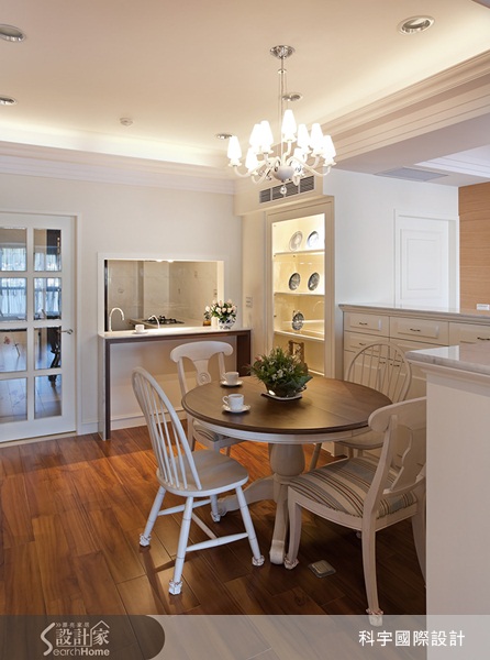 開放式的空間設計搭配方正的天花板造形,不僅符合古典