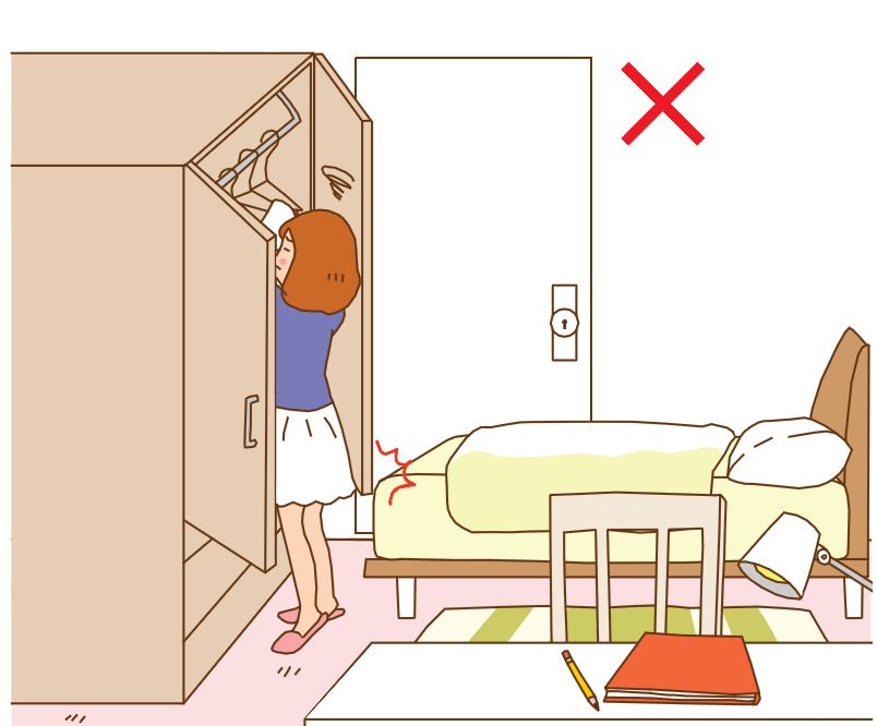 臥房的空間比較小，結果買太大的衣櫃，一開門就打到床