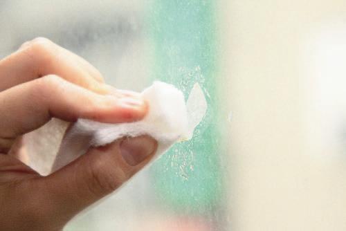 要進行窗戶清潔之前，首先要先判斷一下是否需要濕擦，