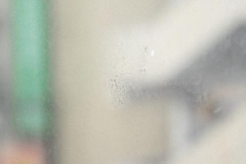 要進行窗戶清潔之前，首先要先判斷一下是否需要濕擦，