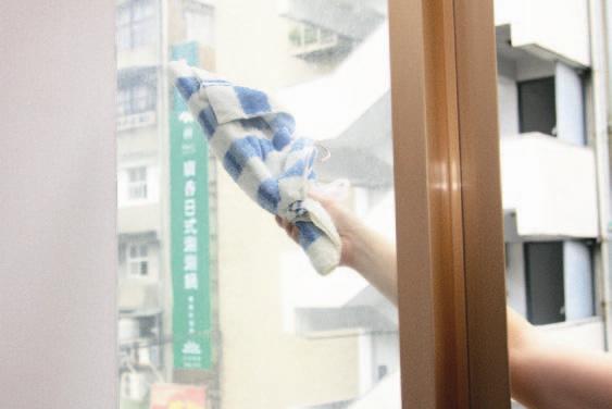 方法五零負擔玻璃清潔劑使用小道具：白醋、水、抹布或