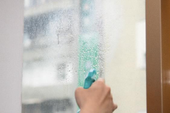 方法五零負擔玻璃清潔劑使用小道具：白醋、水、抹布或