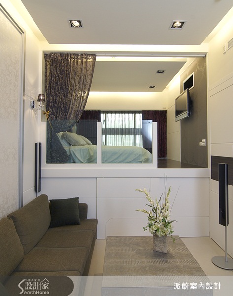 設計師巧妙的規劃夾層高度，讓睡臥也能舒適不壓迫。並