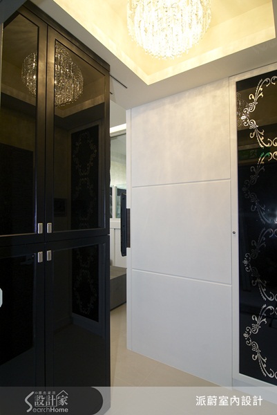 設計師巧妙的規劃夾層高度，讓睡臥也能舒適不壓迫。並