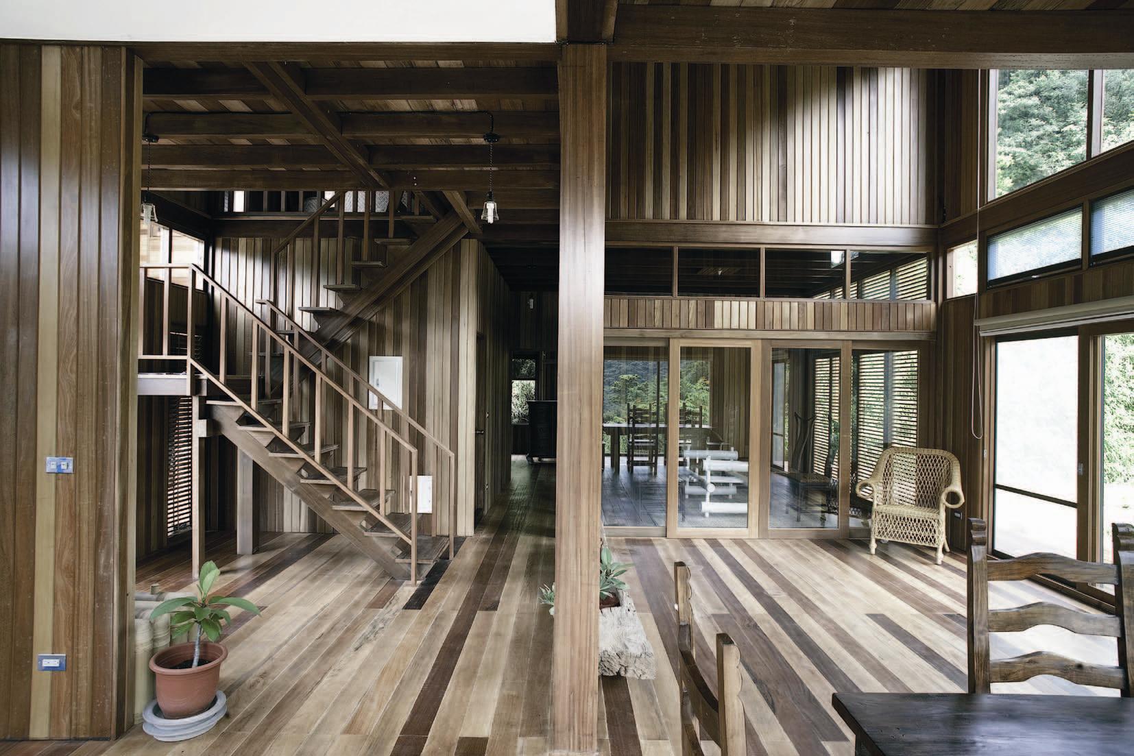 木器漆，又稱護木漆，能在木質表面形成一道漆膜，達到