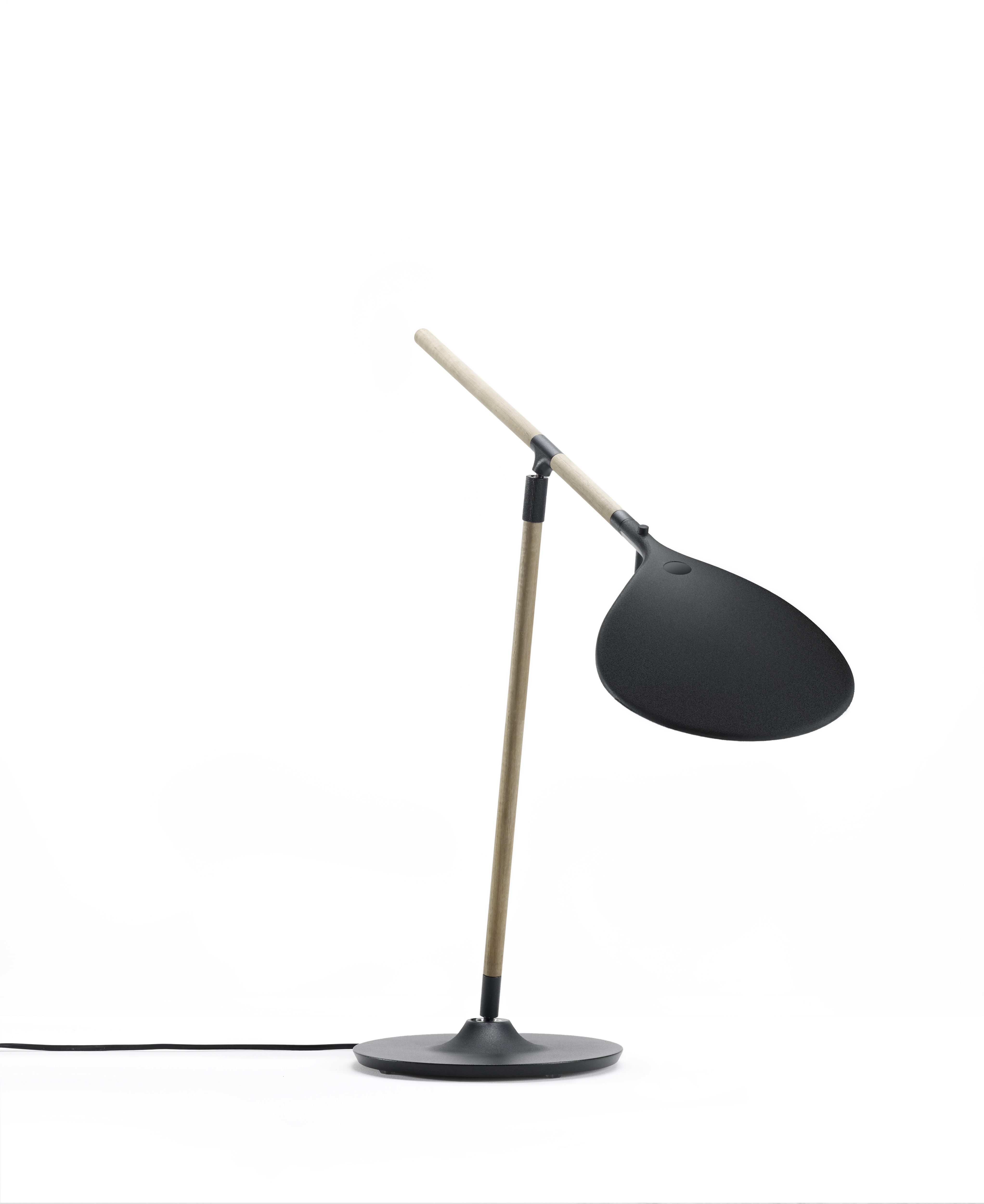 以划槳為靈感發想的Paddle Wood Light，燈罩造型獨特