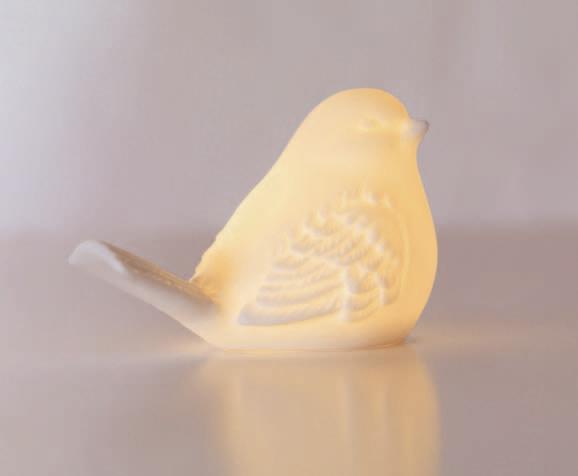 選一個質感與視覺效果兼具的床組,搭配各類精緻的燈飾