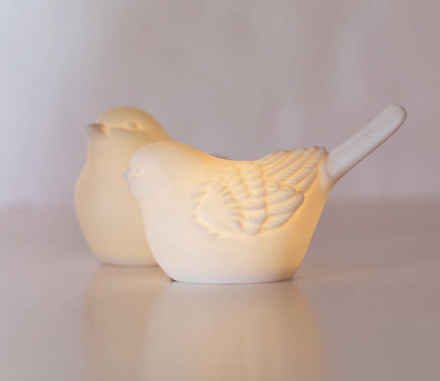 選一個質感與視覺效果兼具的床組，搭配各類精緻的燈飾