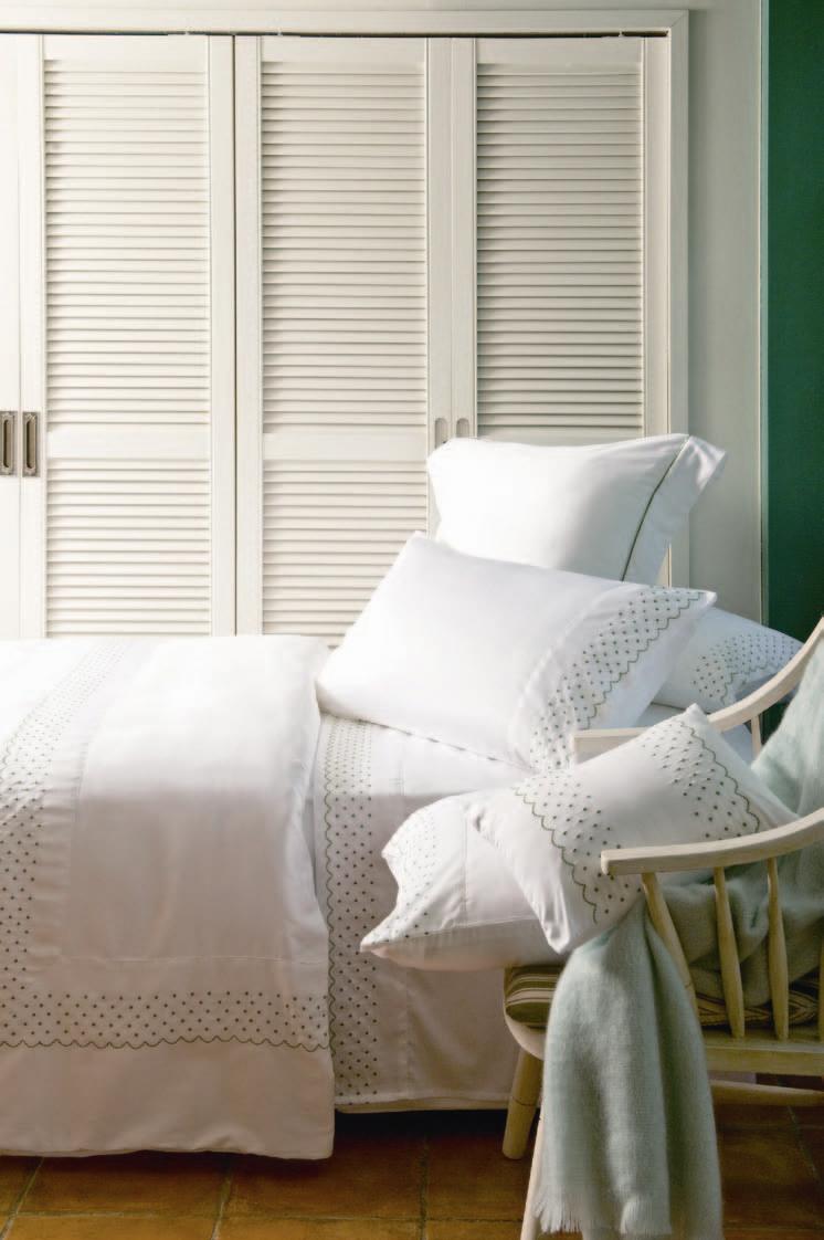 選一個質感與視覺效果兼具的床組,搭配各類精緻的燈飾