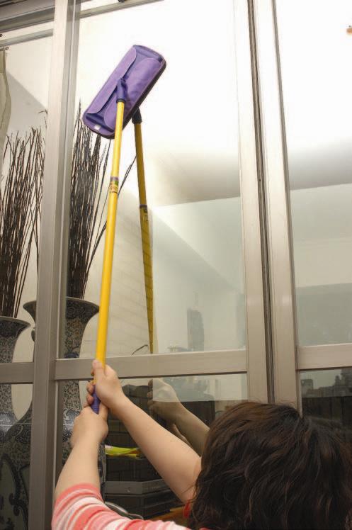 方法一平板式拖把擦高處窗戶使用小道具：平板式拖把只