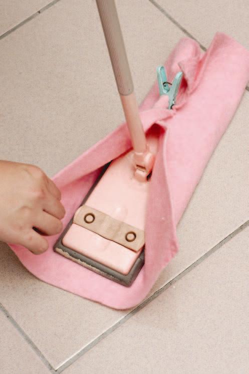 方法一平板式拖把擦高處窗戶使用小道具:平板式拖把只