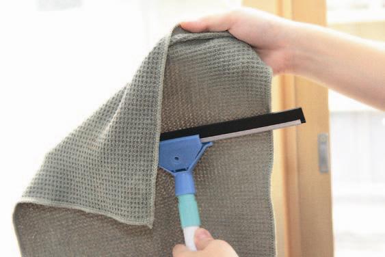 方法一平板式拖把擦高處窗戶使用小道具:平板式拖把只