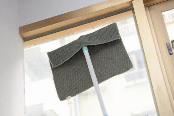 方法一平板式拖把擦高處窗戶使用小道具:平板式拖把只