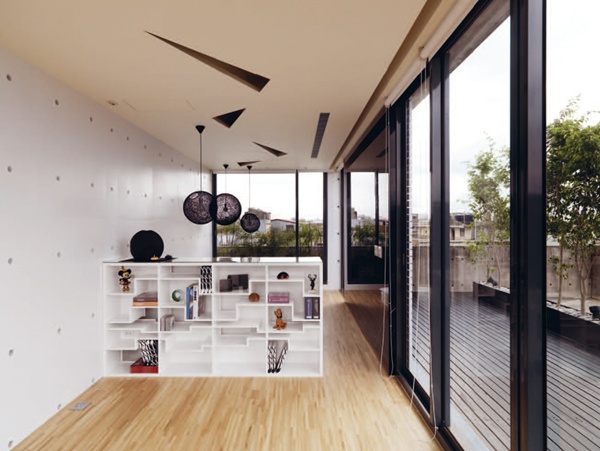 櫃體設計依照機能性質的不同，大致可以二分為開放式展