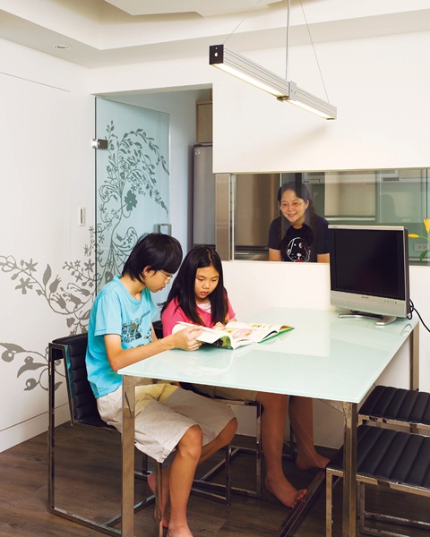 當初，第一隻妞妞是童太太小女兒在網路上找到的，「我