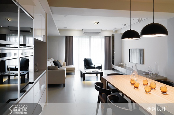 禾築設計除了利用櫃體局部隔間滿足女屋主的收納需求,