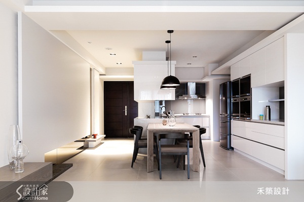 禾築設計除了利用櫃體局部隔間滿足女屋主的收納需求,