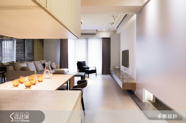 禾築設計除了利用櫃體局部隔間滿足女屋主的收納需求,