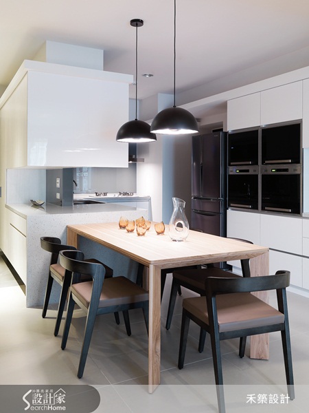 禾築設計除了利用櫃體局部隔間滿足女屋主的收納需求,