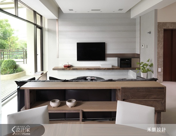 擁有五層樓的寬敞透天別墅，並且屋案本身的採光與戶外