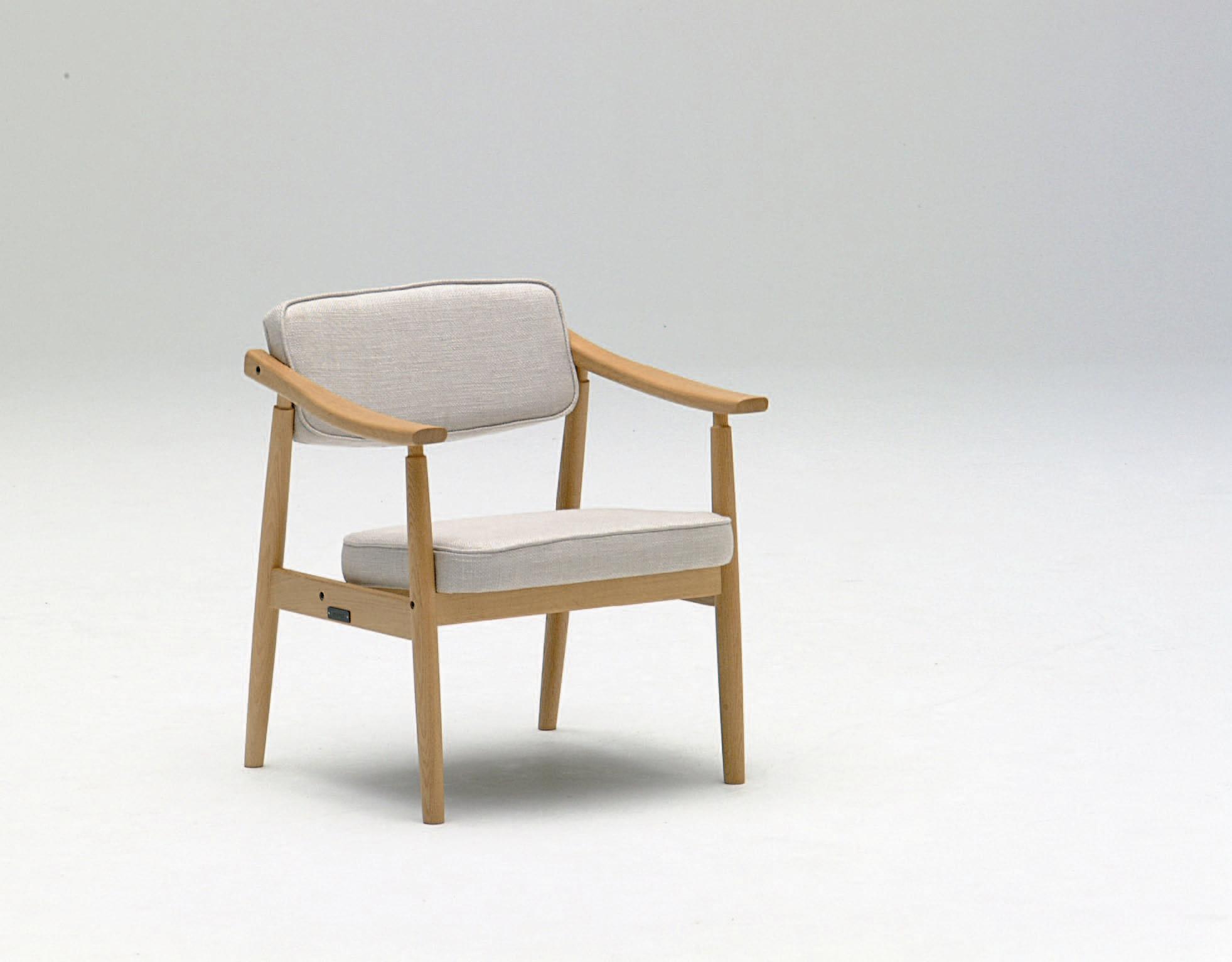 在沉靜的空間中，此類家具沒有花俏裝飾和多餘色彩，而