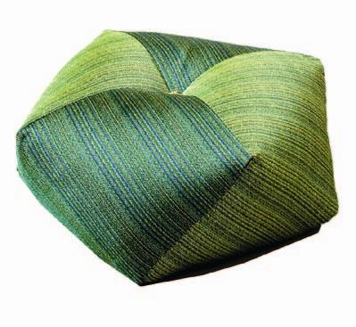 在沉靜的空間中，此類家具沒有花俏裝飾和多餘色彩，而