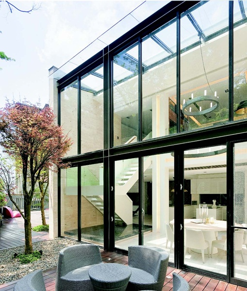 技巧性地將壁面線條拉長，能藉此達到延伸空間、提高開