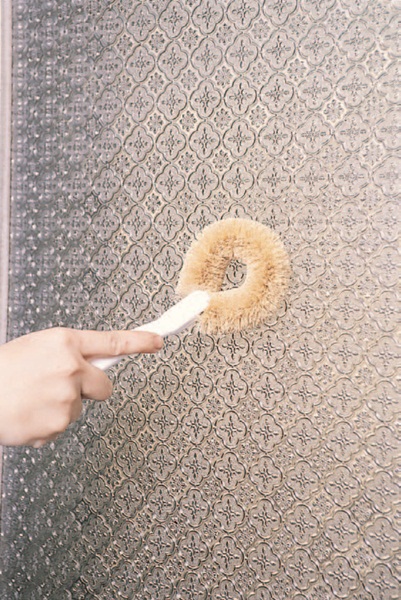 雕花玻璃的紋路凹凸不平，使用抹布做平面擦拭的清潔效