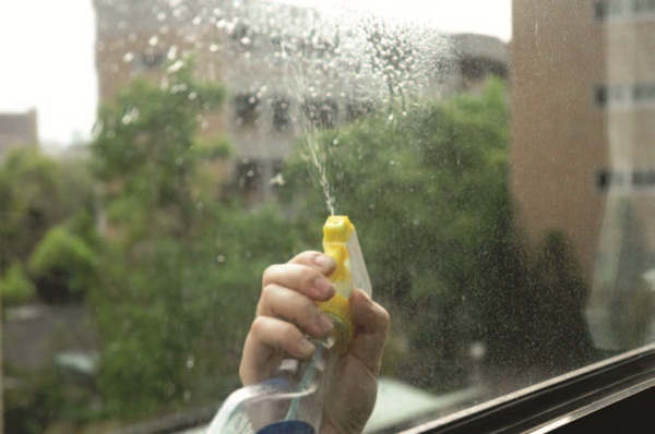 雕花玻璃的紋路凹凸不平，使用抹布做平面擦拭的清潔效