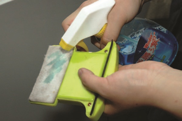 雕花玻璃的紋路凹凸不平，使用抹布做平面擦拭的清潔效