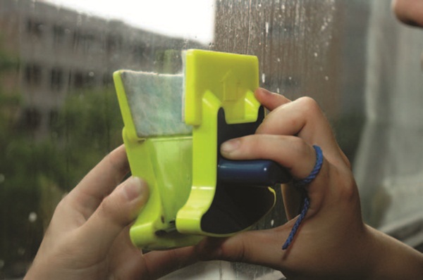 雕花玻璃的紋路凹凸不平，使用抹布做平面擦拭的清潔效