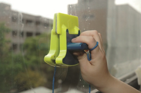 雕花玻璃的紋路凹凸不平，使用抹布做平面擦拭的清潔效