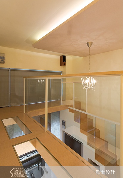 雖本身為小坪數住宅，藉由設計師以強化玻璃鑲崁的手法