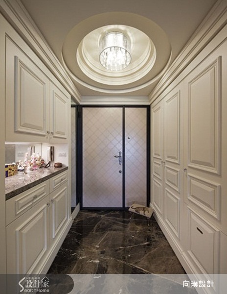 本案為一棟30年的老宅,設計師在滿足女屋主對於新古典