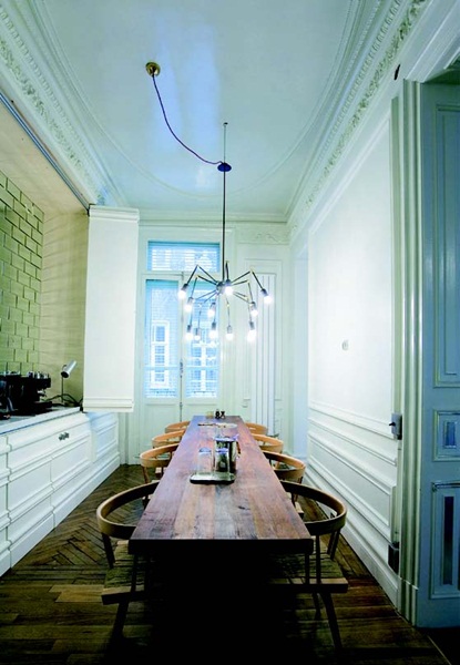 Loft風常見古典傳統的硬體空間，搭配前衛現代的傢具，