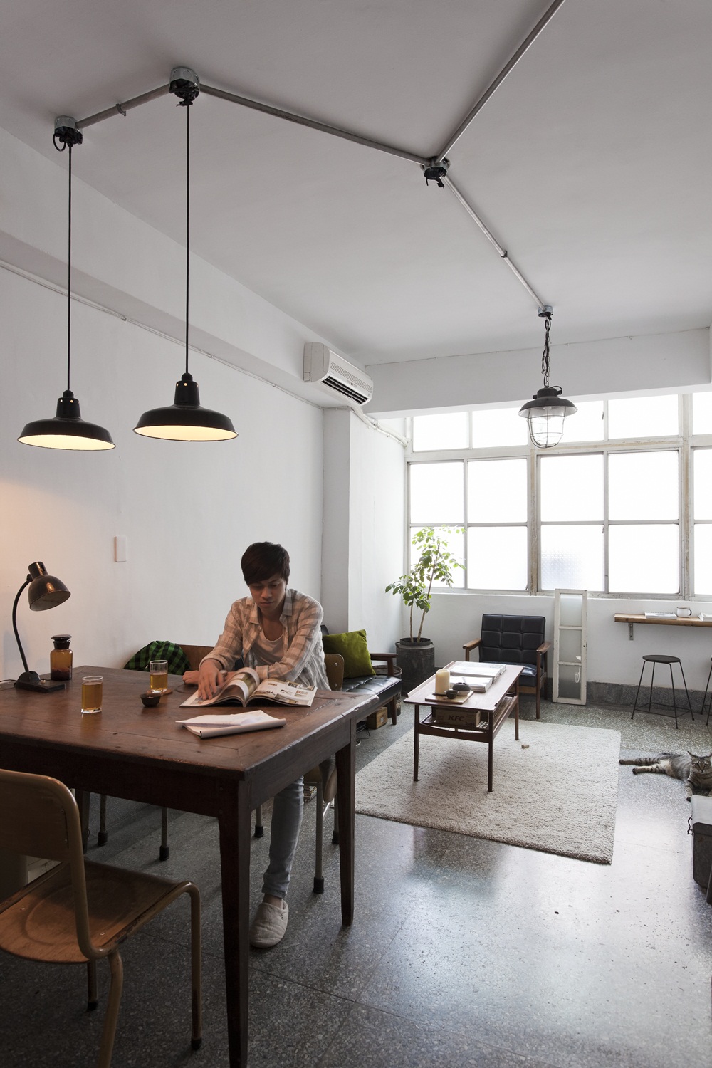 在繁華城市的一隅，我漫步靜候訪客的巷弄，好奇地沿著