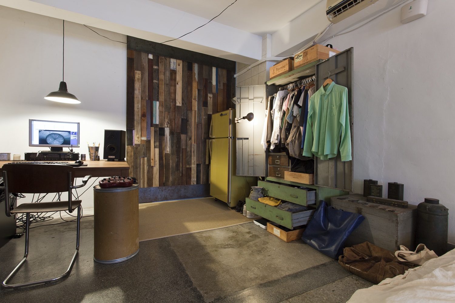 在繁華城市的一隅,我漫步靜候訪客的巷弄,好奇地沿著