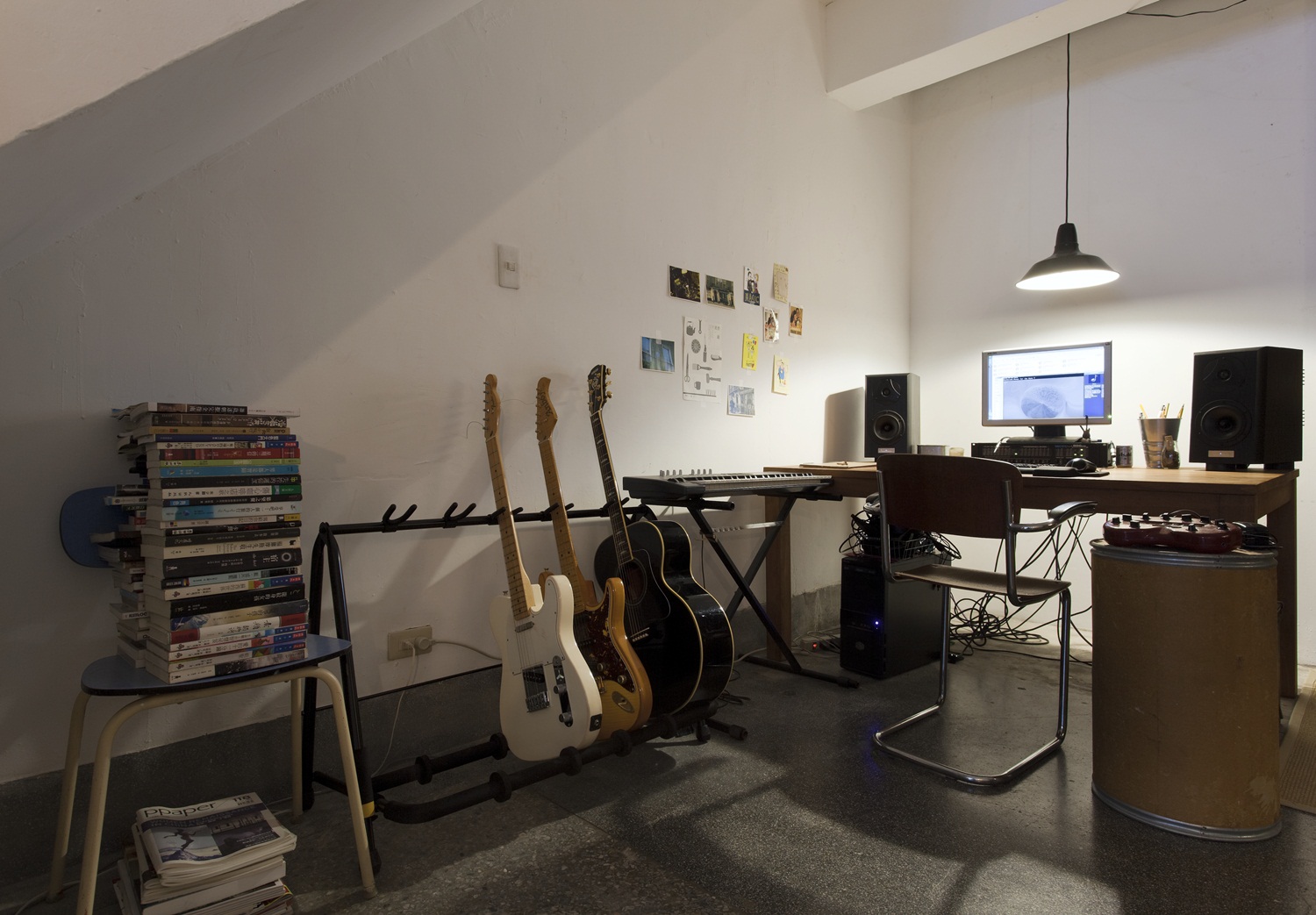 在繁華城市的一隅,我漫步靜候訪客的巷弄,好奇地沿著