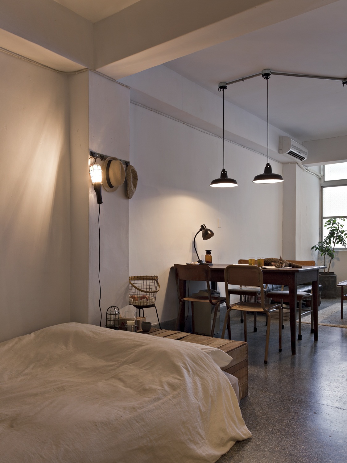 在繁華城市的一隅,我漫步靜候訪客的巷弄,好奇地沿著