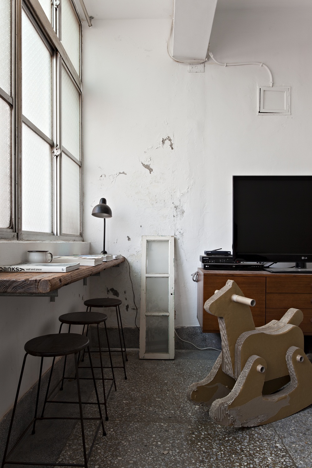 在繁華城市的一隅,我漫步靜候訪客的巷弄,好奇地沿著