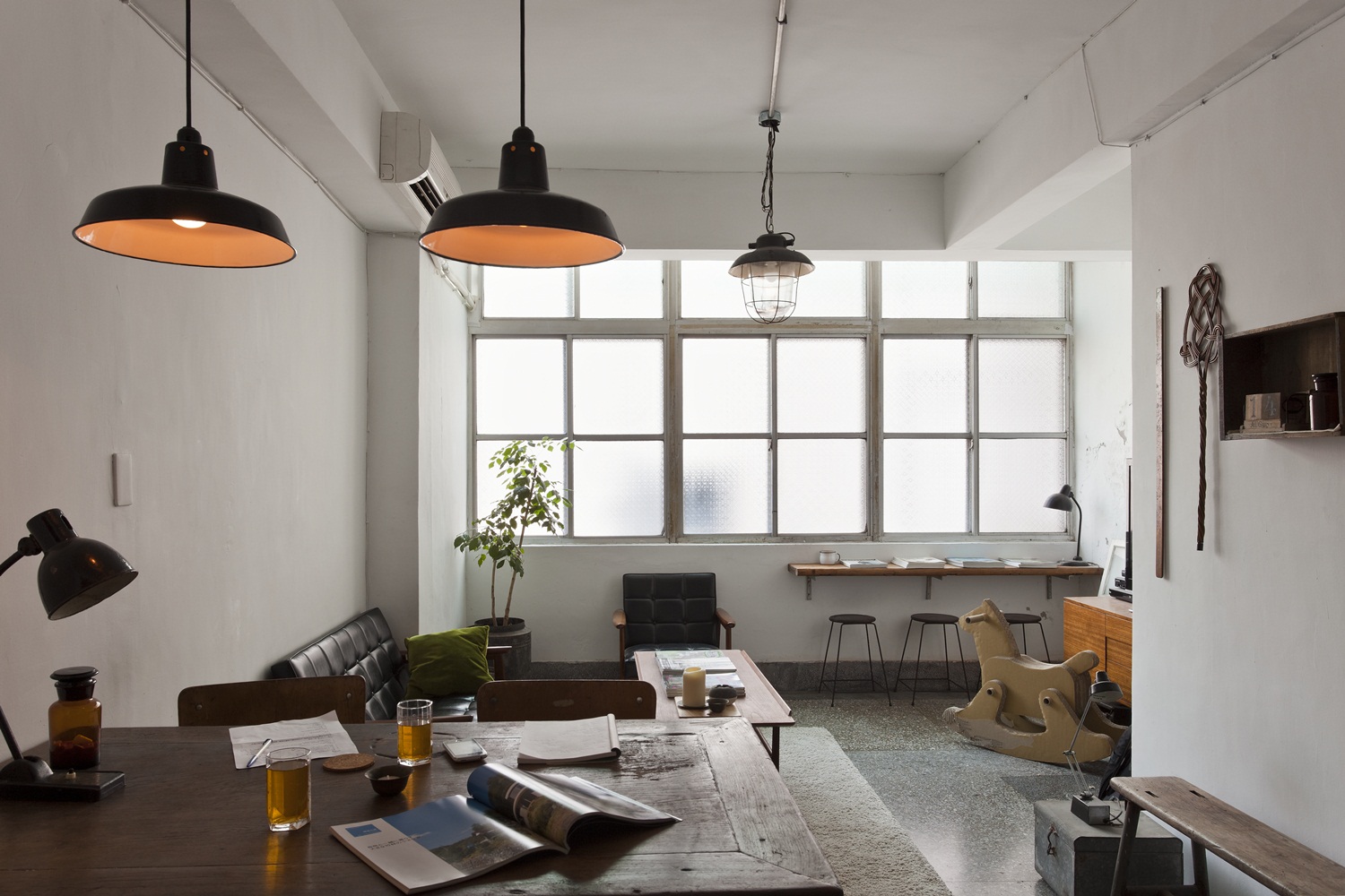 在繁華城市的一隅,我漫步靜候訪客的巷弄,好奇地沿著